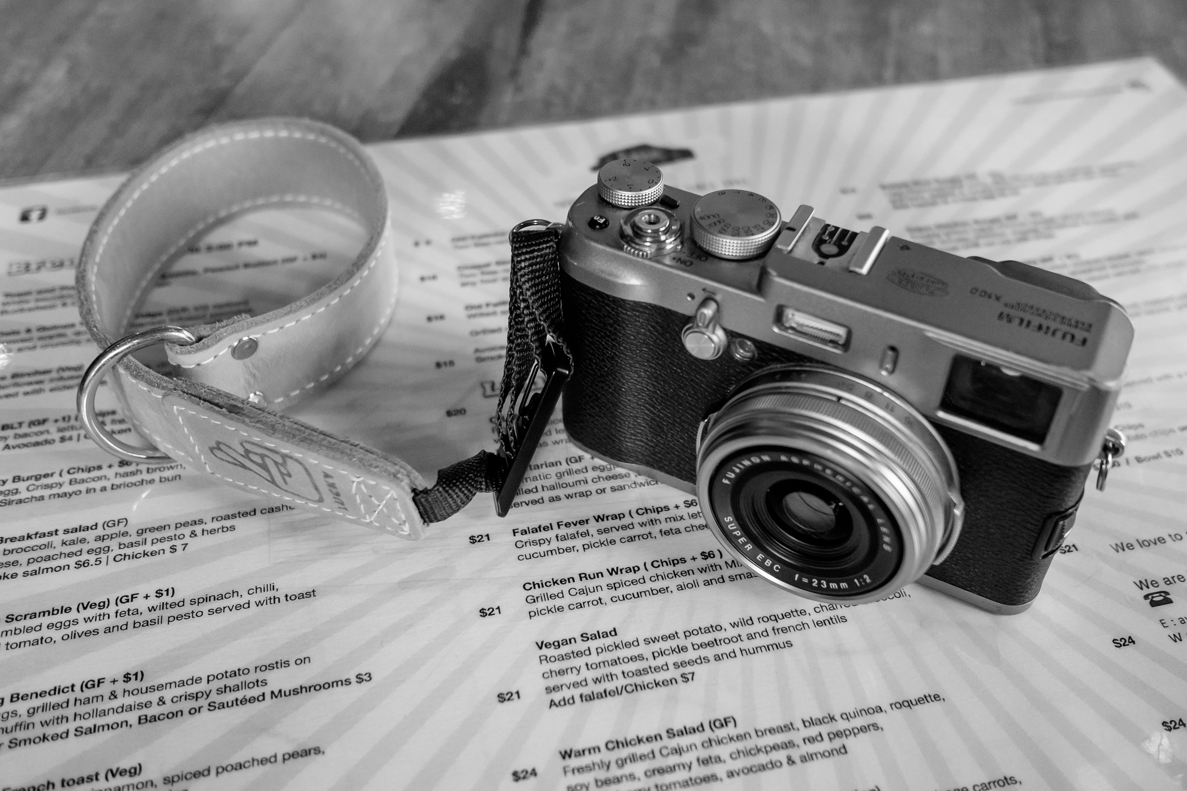 Fujifilm FinePix X100 　jOmpsuit Fujifilm X100 Review - APS-C Compact Camera | MPB